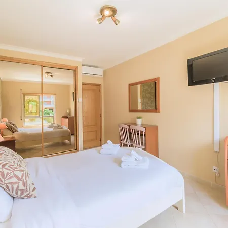 Golfinho Apartament *